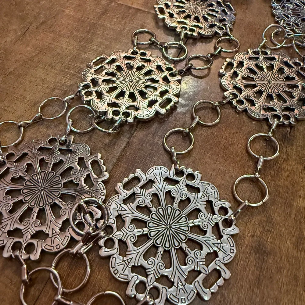 Windsor Silver Snowflake Medallion Chain Belt Western Statement Waist Belt NWT - Picture 3 of 7